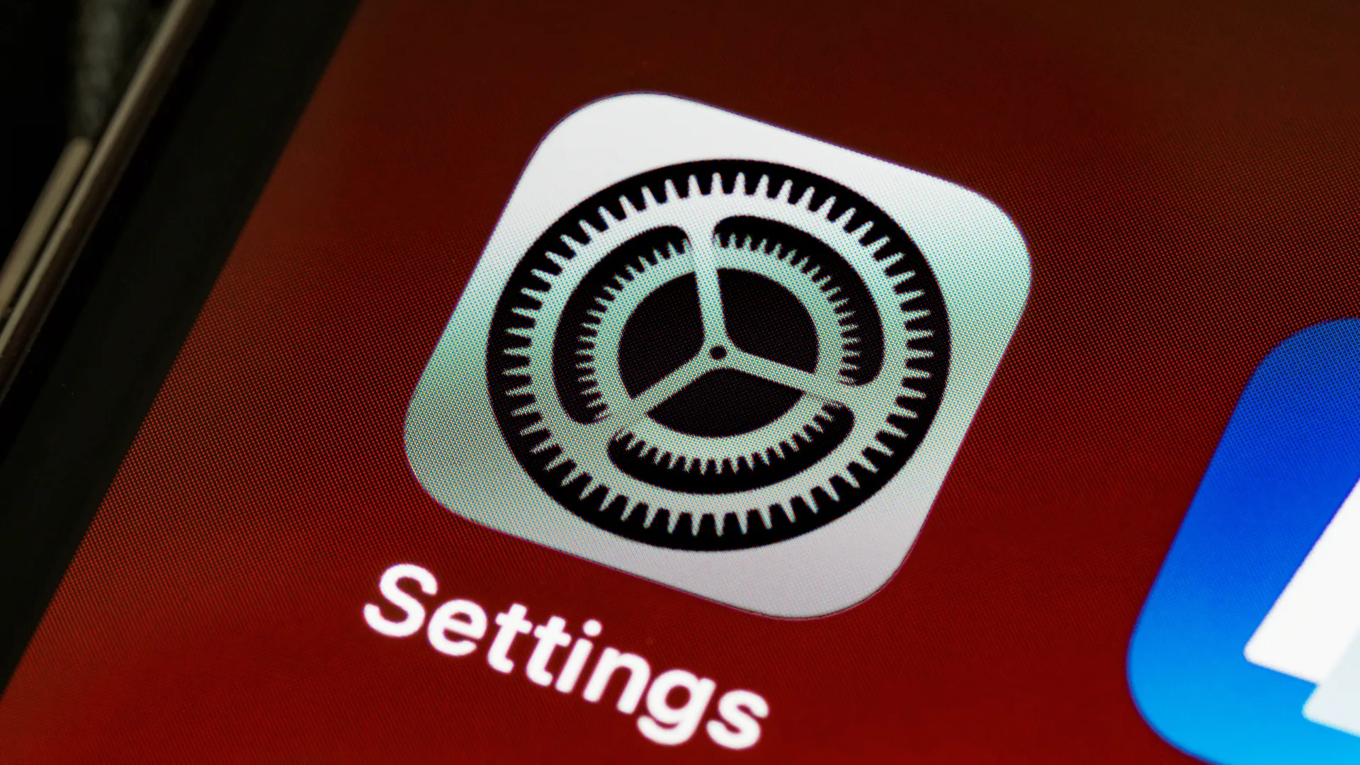 تجربة عملية مع Apple Intelligence وعلامات تبويب البريد الوارد وملخصات الرسائل لنظام التشغيل iOS 18.2